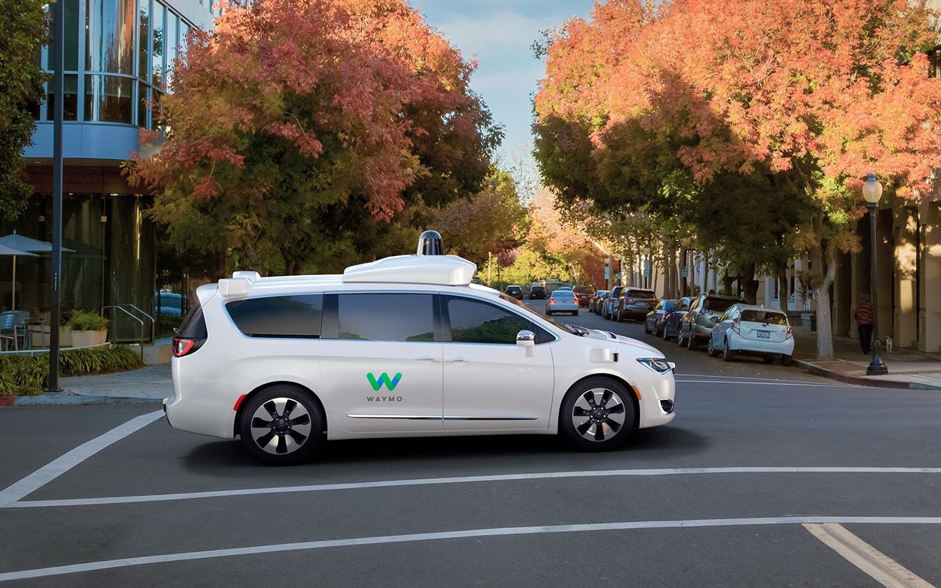 Tesla og Waymo slås: Fundamentalt uenige om vejen til den førerløse bil